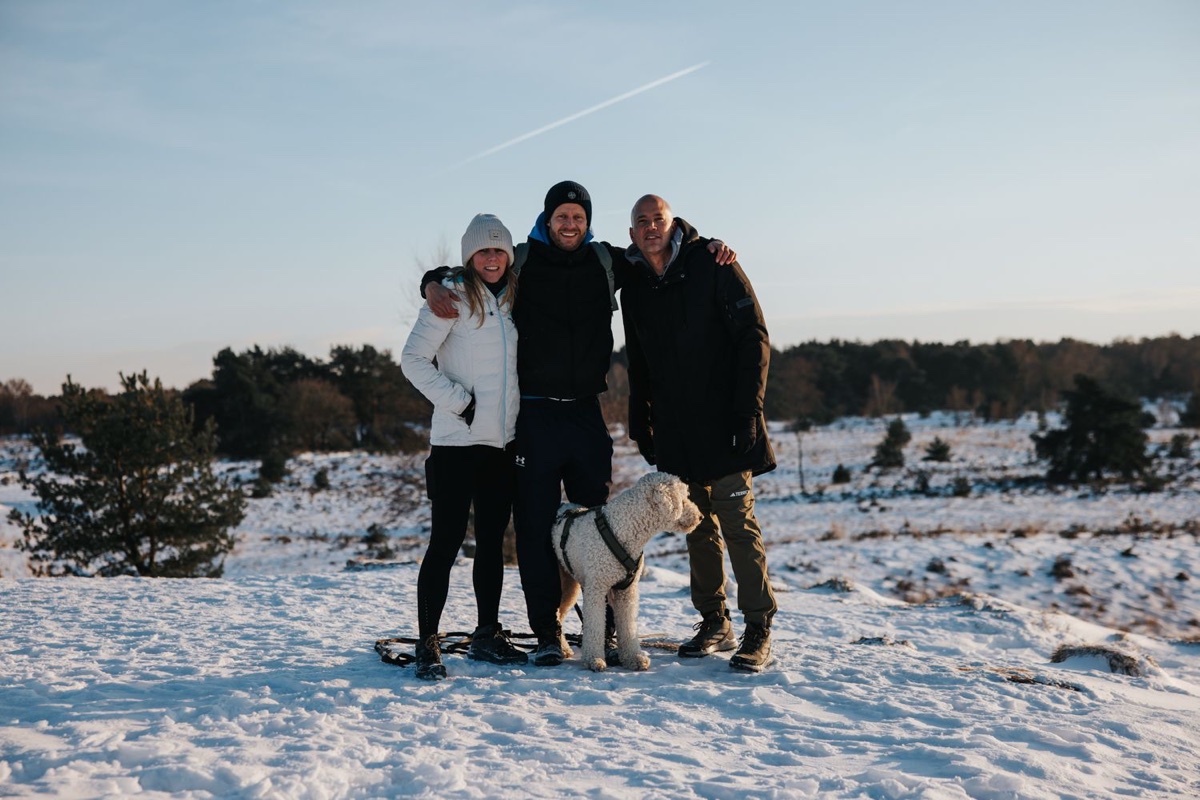 Floris and friends with the dog in the snow